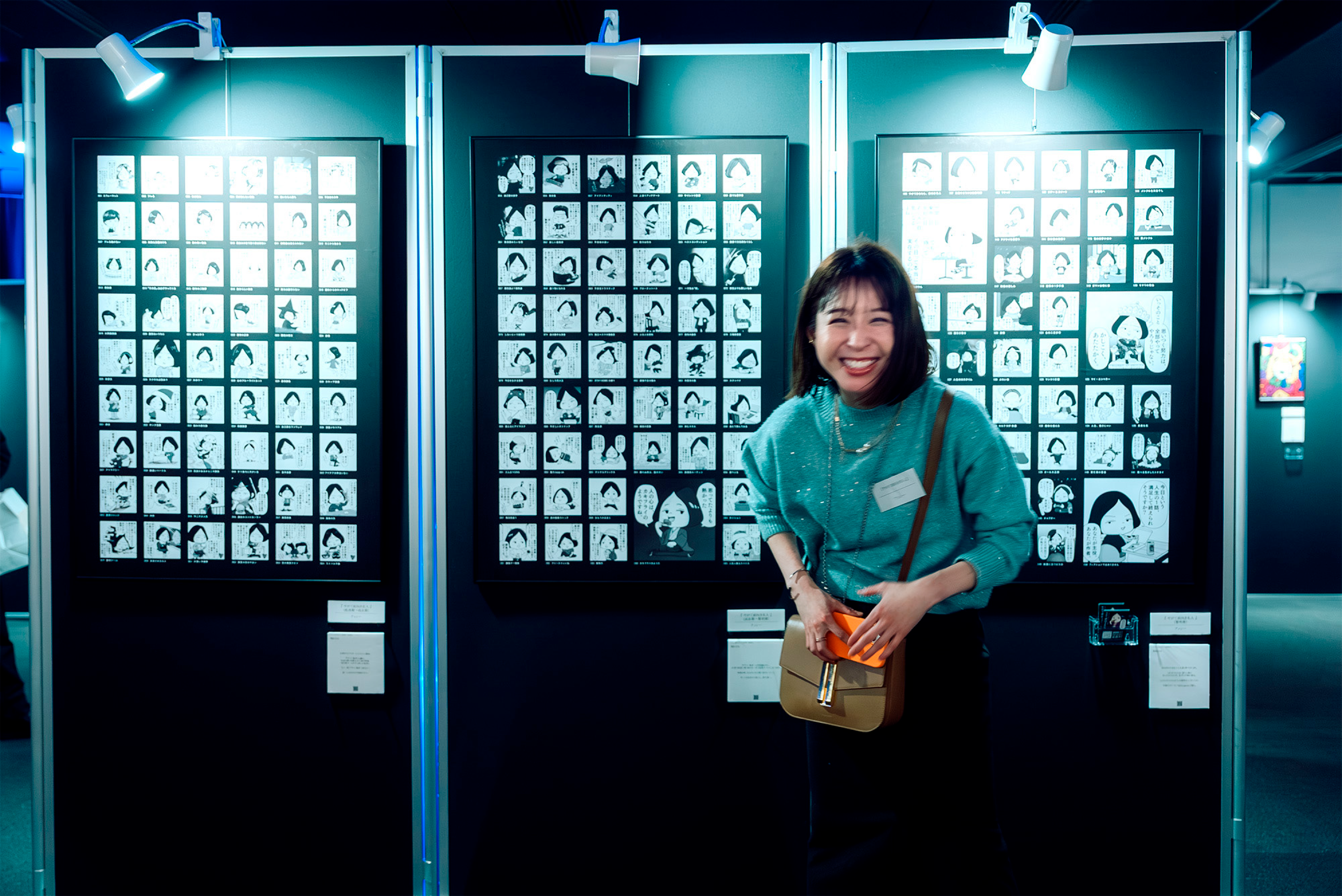 クリエイティブ文化展の様子。真ん中にある植物が青い照明で美しく照らされている。